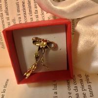 Ciondolo a forma di fiocco in simil oro