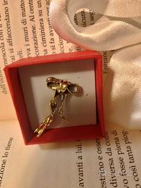 Ciondolo a forma di fiocco in simil oro