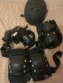 Casco e set ginocchiere polsi gomiti