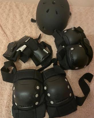 Casco e set ginocchiere polsi gomiti
