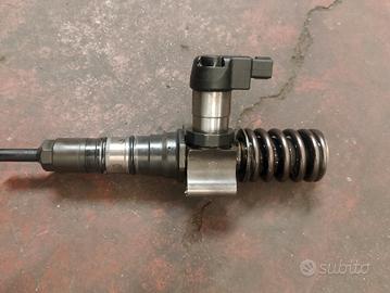 VW Audi 2,0 TDI Iniettore Carburante 03G130073T 03