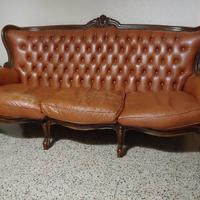 Divano 3 posti + 2 poltrone stile Chesterfield