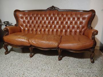 Divano 3 posti + 2 poltrone stile Chesterfield