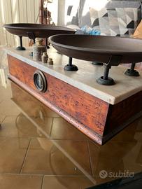 Antica bilancia a due piatti