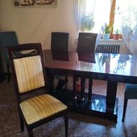 Armadio cristalliera e tavolo con sedie