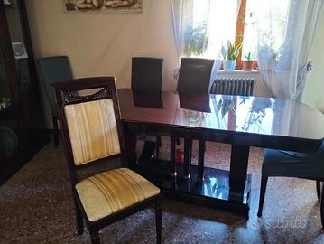 Armadio cristalliera e tavolo con sedie