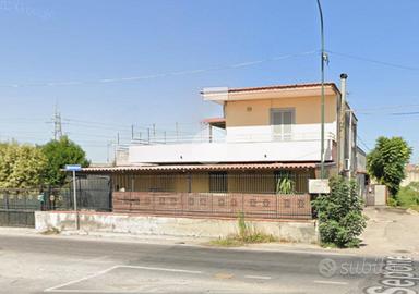VILLA A SCHIERA A NAPOLI