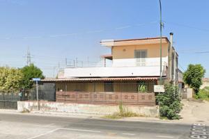 VILLA A SCHIERA A NAPOLI