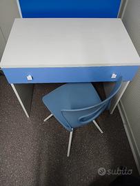 scrivania con sedia 