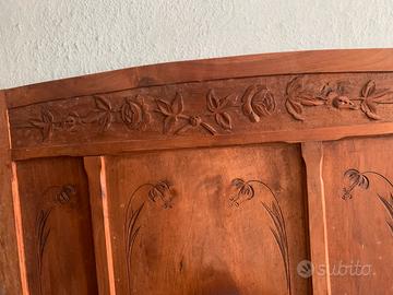 2 letti singoli in legno decorato vintage