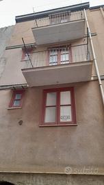 Immobile di 3 piani, doppio affaccio