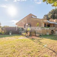 Villa con giardino angolare