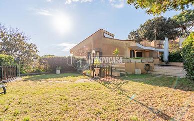 Villa con giardino angolare