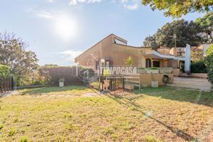 Villa con giardino angolare