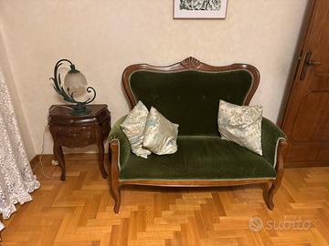 Divanetto d’epoca in velluto verde