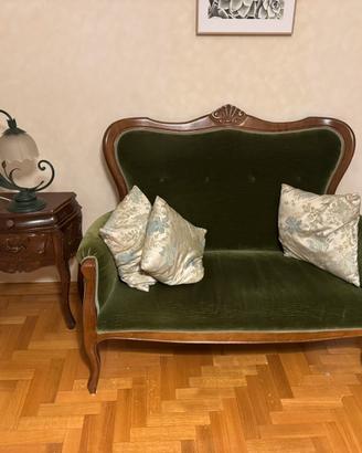 Divanetto d’epoca in velluto verde