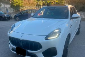 Maserati GrecaleGT Ibrida tetto panoramic elettric