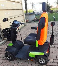 Scooter elettrico per deambulazione