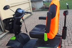 Scooter elettrico per deambulazione