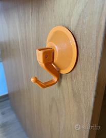 Gancio a ventosa arancione.