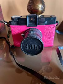 Macchina fotografica analogica Diana con flash