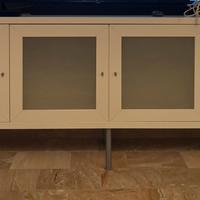 Mobile Tv bianco con ante in vetro