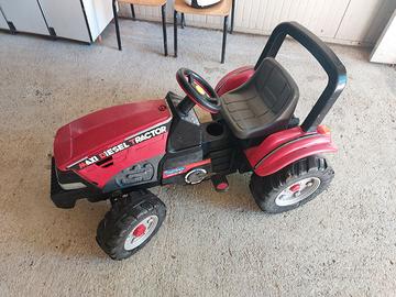 Trattore per bambini a pedali