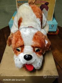 Sniffing bulldog vintage 1960 a batterie 