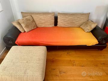 Divano lineare con puff