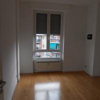 Stanza luminosa con bagno privato