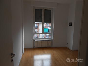 Stanza luminosa con bagno privato