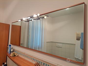 Specchio con cornice in ciliegio e lampada cromata