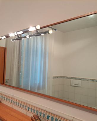 Specchio con cornice in ciliegio e lampada cromata