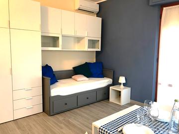 Monolocale con due balconi