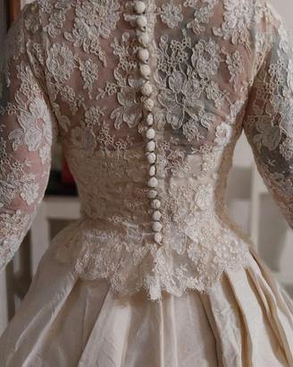 Abito da sposa in mikado di seta e bolero in pizzo