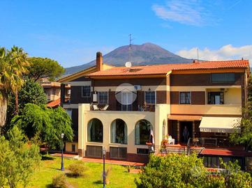 TRIFAMILIARE A TORRE DEL GRECO