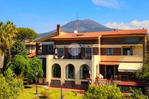 TRIFAMILIARE A TORRE DEL GRECO