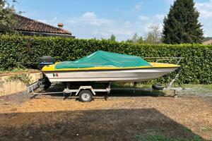 Motoscafo con carrello e motore