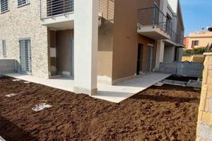 Villetta angolare con giardino(Frattocchie-marino)