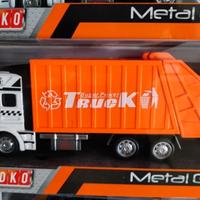 Modellino camion autocompattatore