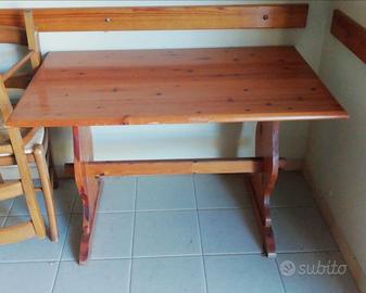 Tavolo, panca con schienale e due sedie