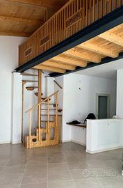 Scala a chiocciola e parapetto