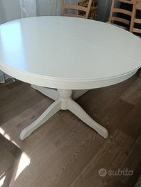 Tavolo da pranzo bianco in legno
