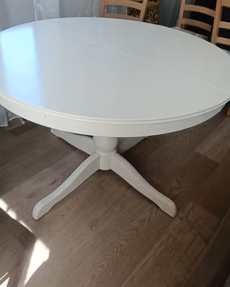 Tavolo da pranzo bianco in legno
