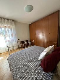 Camera da letto vintage legno scuro, usata