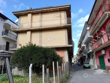 Bifamiliare piu' terreno edificabile