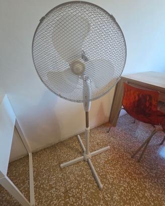 Ventilatore a piantana bianco regolabile perfettam