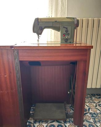 Macchina da cucire a pedale Vintage -  Necchi