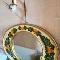 Specchio ovale vintage con luce integrata e decoro