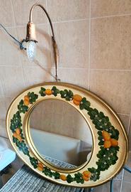 Specchio ovale vintage con luce integrata e decoro